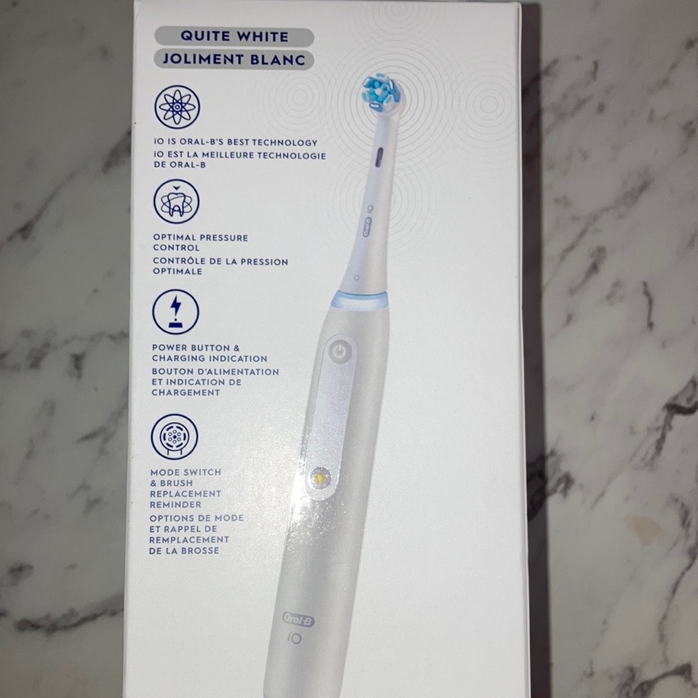 Oral-B iO Series 3 Rechargeable Toothbrush - Picture 4 of 4